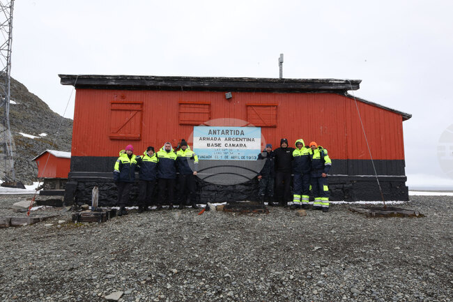 Антарктида - НИК 421 - остров Медиа луна - база на аржентинските военноморски сили - провизии