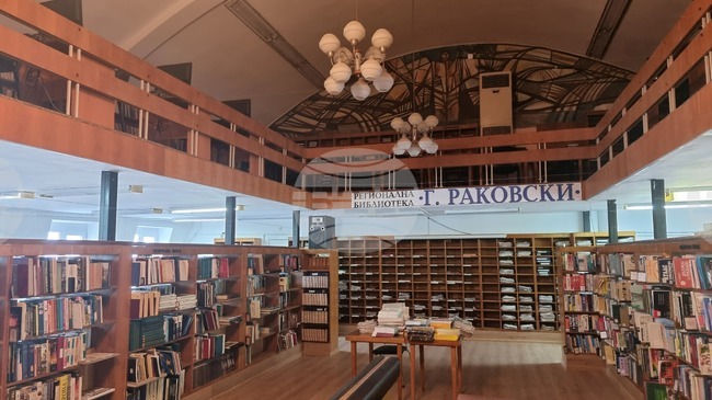 Коледна игра „Избор на сляпо“ очаква читателите в ямболската библиотека