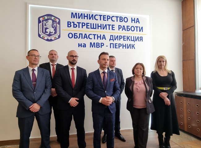 МВР е предприело мерки по сигналите за бомбени заплахи в училищата и установява извършителя, каза в Перник главният секретар Живко Коцев