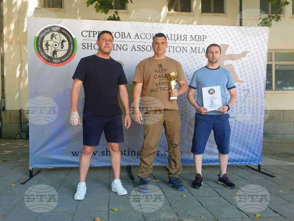 Силистренски полицаи се завърнаха със сребърни медали от републиканско състезание по стрелба