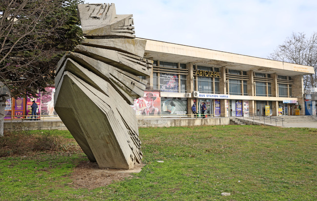 Варна - автогара - скулптура