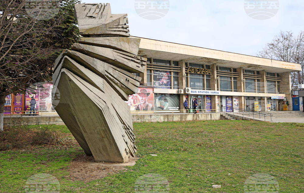 Варна - автогара - скулптура