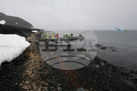 Scientists from 32nd Bulgarian Antarctic Expedition Deliver Provisions to Argentine Naval Base, Collect Granite Samples on Half Moon Island