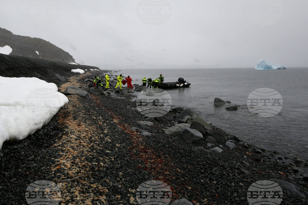 Scientists from 32nd Bulgarian Antarctic Expedition Deliver Provisions to Argentine Naval Base, Collect Granite Samples on Half Moon Island