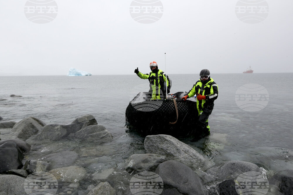 Scientists from 32nd Bulgarian Antarctic Expedition Deliver Provisions to Argentine Naval Base, Collect Granite Samples on Half Moon Island