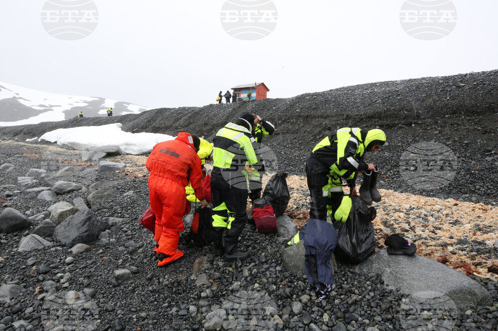 Scientists from 32nd Bulgarian Antarctic Expedition Deliver Provisions to Argentine Naval Base, Collect Granite Samples on Half Moon Island