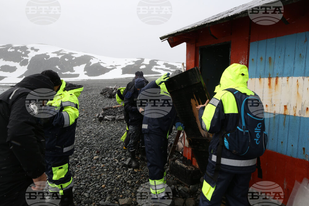 Scientists from 32nd Bulgarian Antarctic Expedition Deliver Provisions to Argentine Naval Base, Collect Granite Samples on Half Moon Island