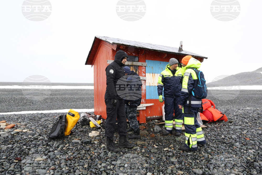 Scientists from 32nd Bulgarian Antarctic Expedition Deliver Provisions to Argentine Naval Base, Collect Granite Samples on Half Moon Island