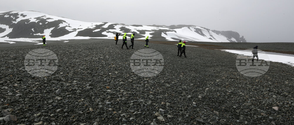 Scientists from 32nd Bulgarian Antarctic Expedition Deliver Provisions to Argentine Naval Base, Collect Granite Samples on Half Moon Island