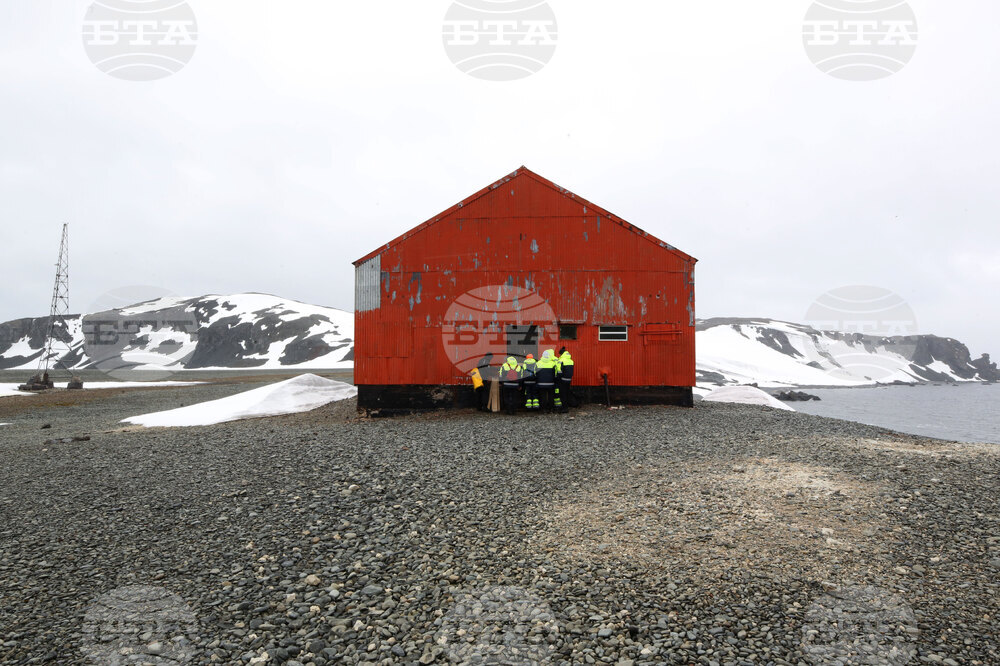 Scientists from 32nd Bulgarian Antarctic Expedition Deliver Provisions to Argentine Naval Base, Collect Granite Samples on Half Moon Island