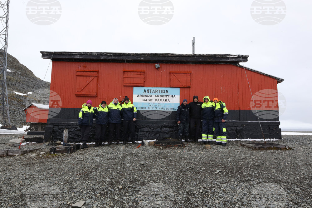Scientists from 32nd Bulgarian Antarctic Expedition Deliver Provisions to Argentine Naval Base, Collect Granite Samples on Half Moon Island