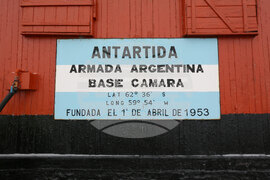 Scientists from 32nd Bulgarian Antarctic Expedition Deliver Provisions to Argentine Naval Base, Collect Granite Samples on Half Moon Island
