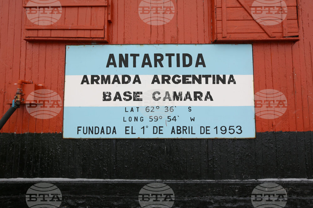 Scientists from 32nd Bulgarian Antarctic Expedition Deliver Provisions to Argentine Naval Base, Collect Granite Samples on Half Moon Island