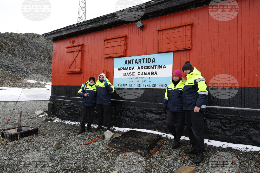 Scientists from 32nd Bulgarian Antarctic Expedition Deliver Provisions to Argentine Naval Base, Collect Granite Samples on Half Moon Island