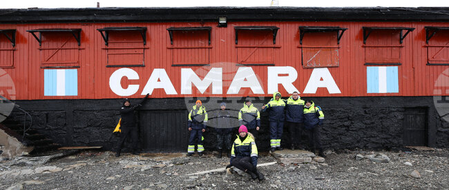 Scientists from 32nd Bulgarian Antarctic Expedition Deliver Provisions to Argentine Naval Base, Collect Granite Samples on Half Moon Island