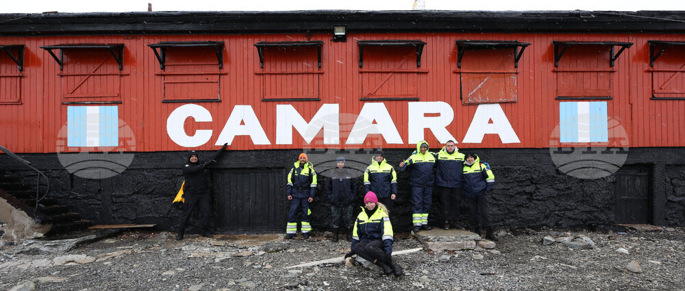 Scientists from 32nd Bulgarian Antarctic Expedition Deliver Provisions to Argentine Naval Base, Collect Granite Samples on Half Moon Island