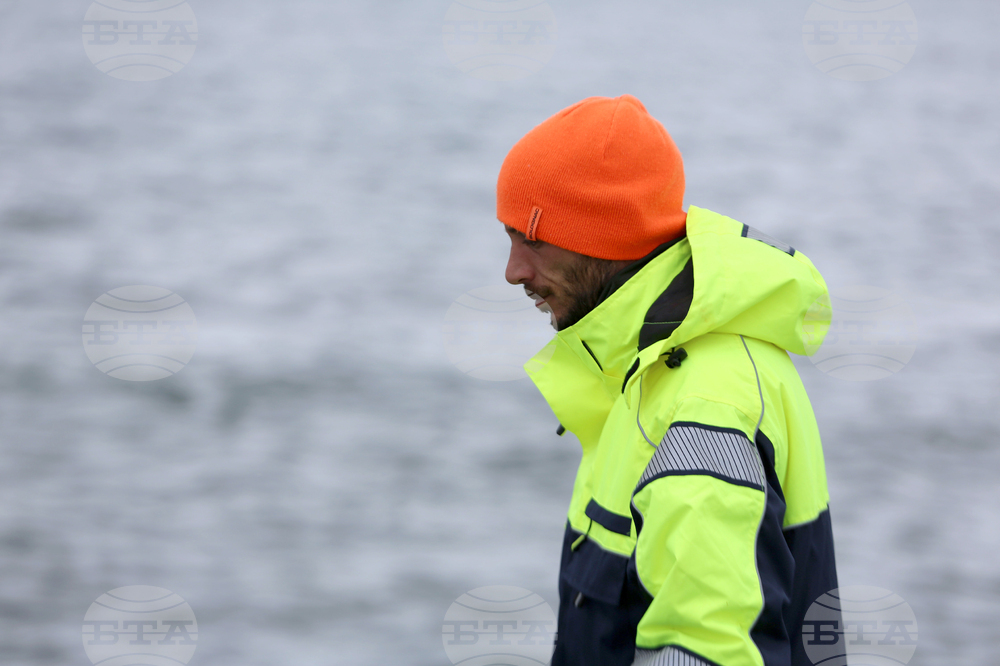 Scientists from 32nd Bulgarian Antarctic Expedition Deliver Provisions to Argentine Naval Base, Collect Granite Samples on Half Moon Island