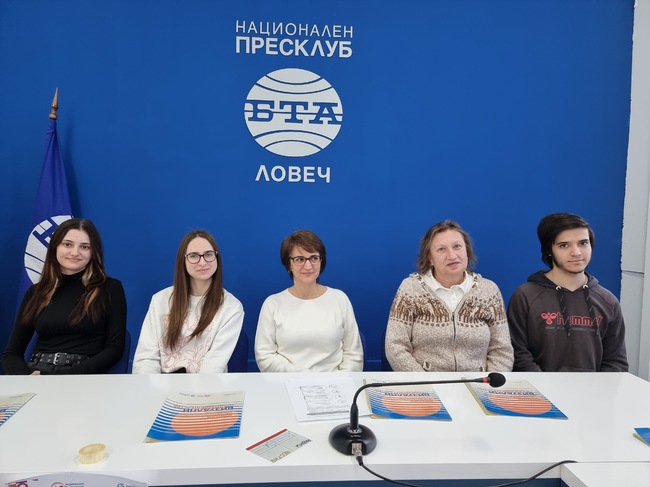 Младежи от Ловеч подредиха изложба с постери и фотографии по проект „Визуални предизвикателства“