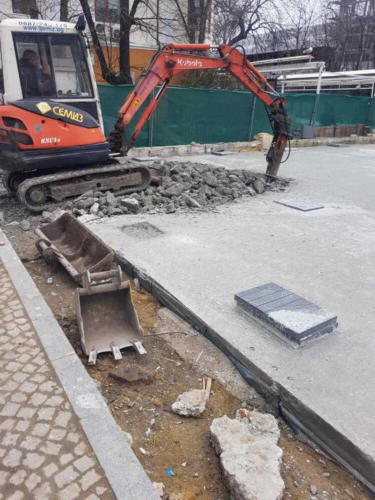 По предписание на Община Варна се разбива бетонът в двора на ул. „Сливница“ № 20