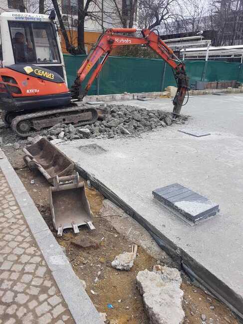 По предписание на Община Варна се разбива бетонът в двора на ул. „Сливница“ № 20