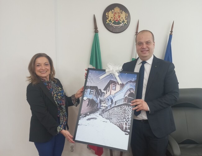Областна администрация Пловдив: Областният управител Илия Зюмбилев посрещна италианския посланик Н. Пр. Джузепина Дзара