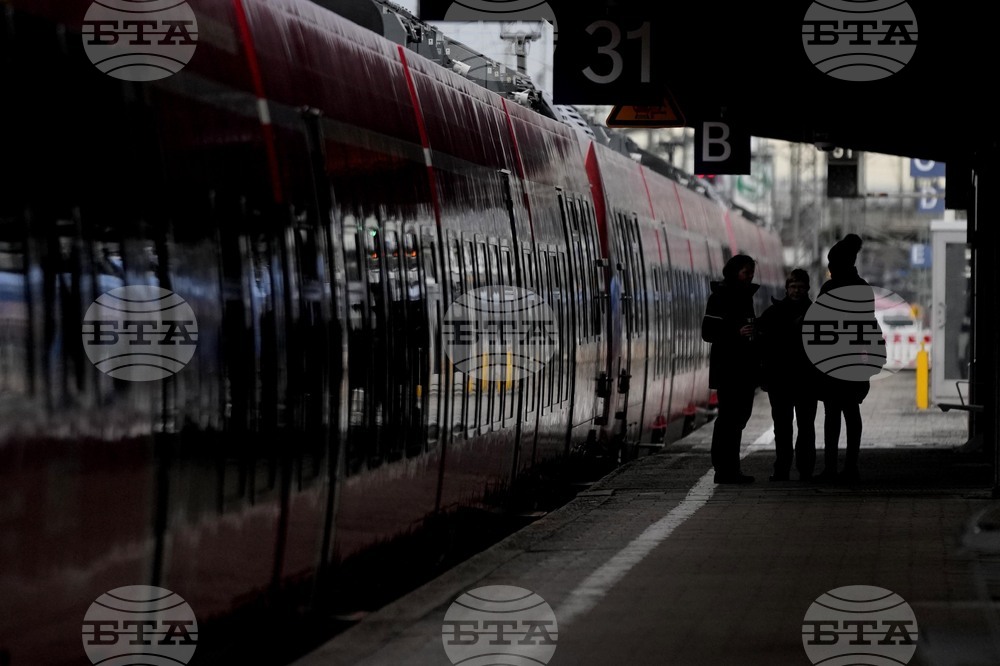 Кондуктор почина от раните си след нападение при проверка на билети във влак край Кайзерслаутерн в Югозападна Германия 