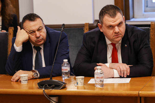 Прокуратурата трябва да започне да съобщава какво прави и как го върши, каза Делян Пеевски