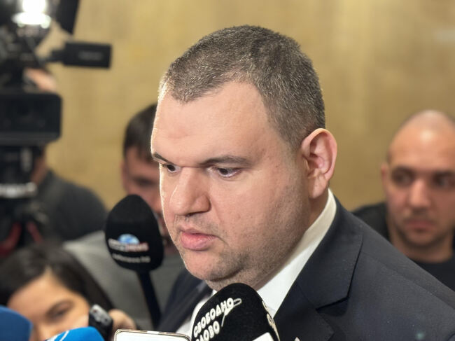 Делян Пеевски, председател на ПГ на ДПС с апел към медиите: Питайте прокуратурата и не потулвайте „касиерите“. Обществото има въпроси, а ние сме избрани от хората, за да ги задаваме. Само така тъмнината ще свърши и ще има светлина