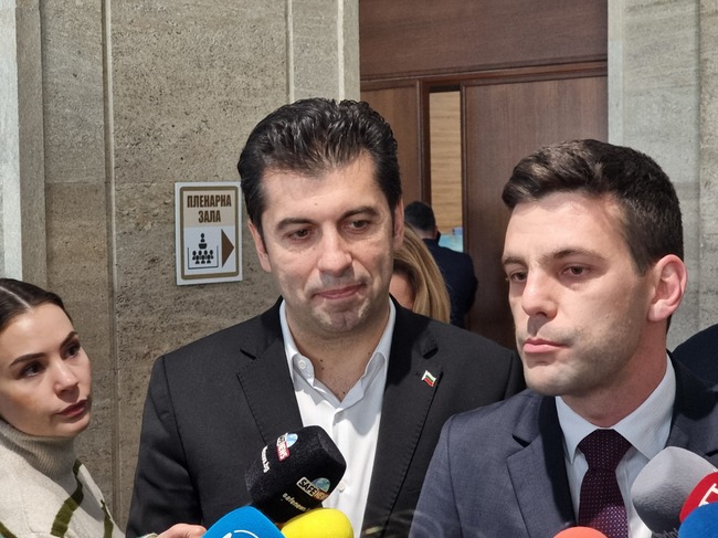 "Продължаваме промяната" и "Демократична България" започват разговори за общо явяване на евровота, съобщи Кирил Петков