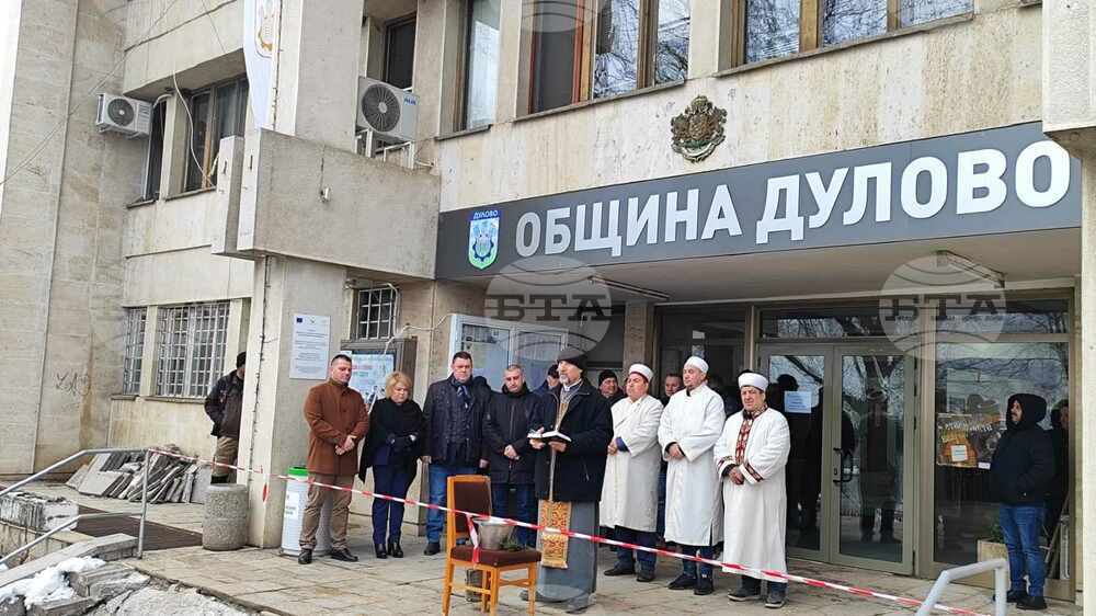 В Дулово започна ремонт на стълбището на сградата на общинската администрация, което пропадна в понеделник