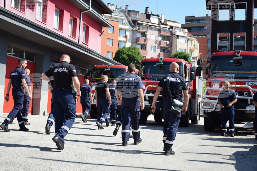 Противопожарен екип от Кюстендил помага за овладяването на пожара в района на Крива паланка в Република Северна Македония, съобщиха от МВнР 