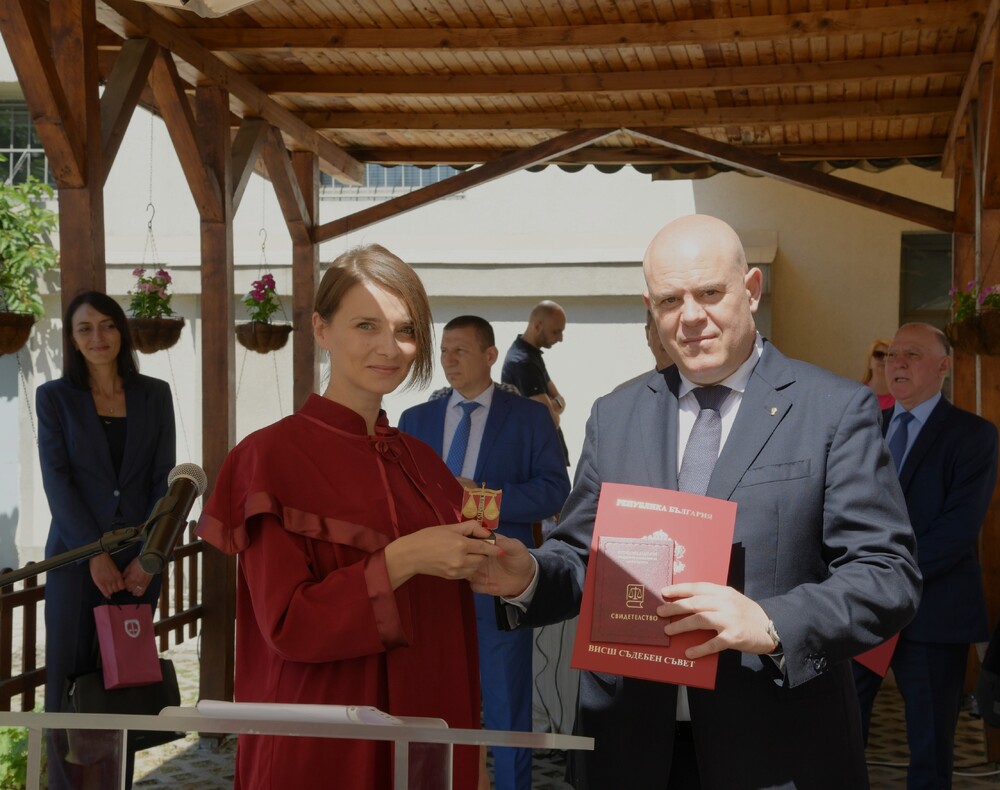 Главният прокурор Иван Гешев приветства младшите магистрати, завършили успешно обучението си в Националния институт на правосъдието