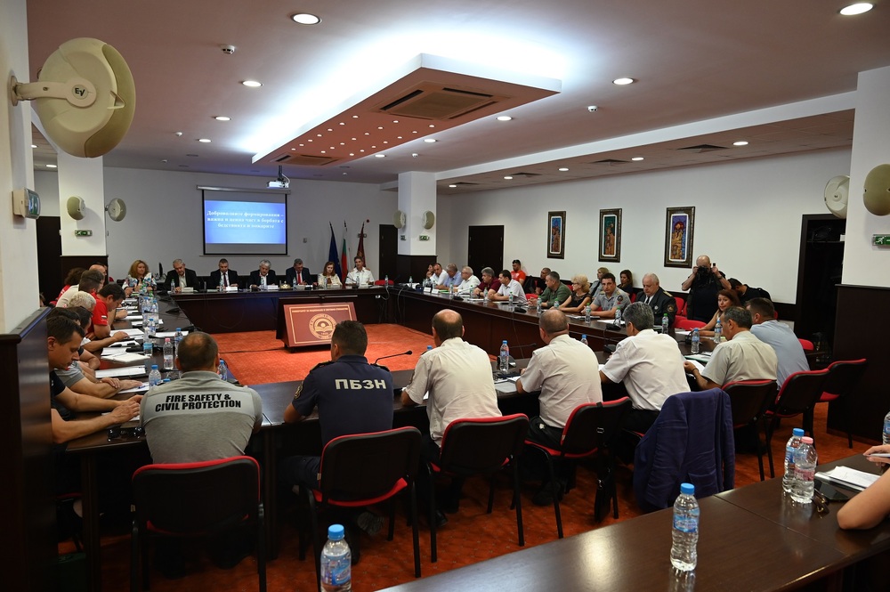 Министърът на вътрешните работи откри кръгла маса „Доброволните формирования – важна и ценна част в борбата с бедствията и пожарите“, която се проведе в УНСС