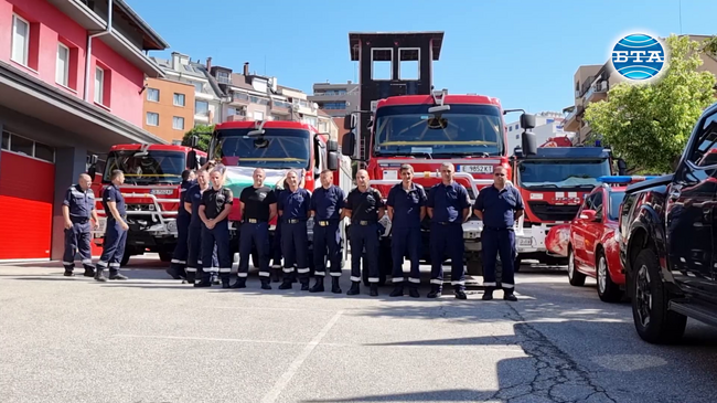Шестнадесет български пожарникари заминаха днес за Гърция, където ще помагат при гасене на горски пожари