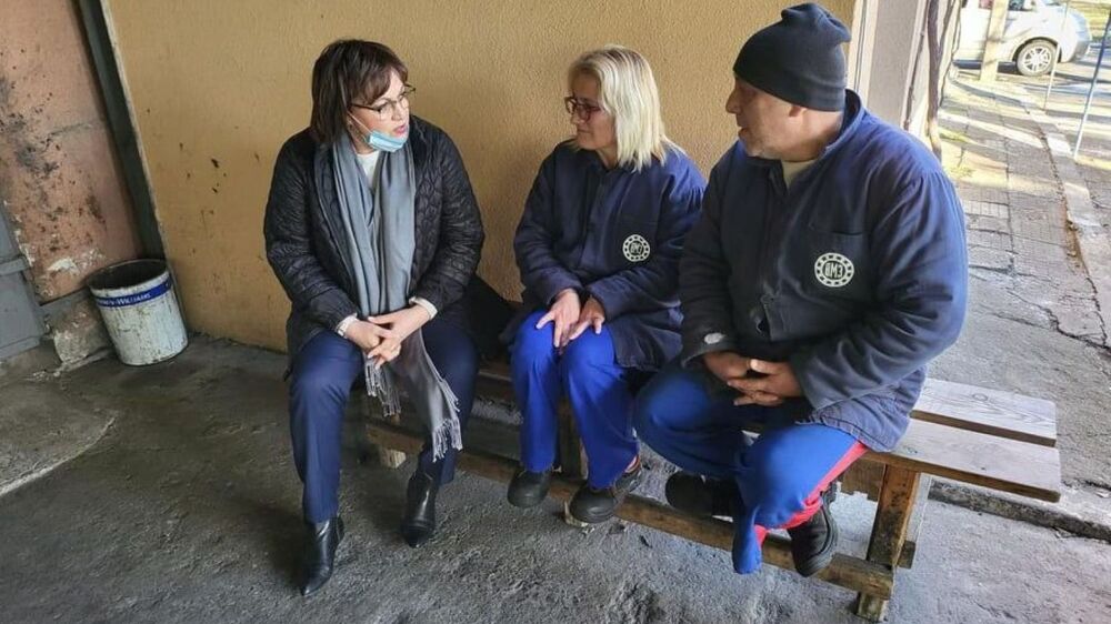 Министър Нинова: Влиза в сила социалният пакет във ВМЗ Сопот 