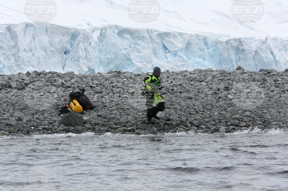 32nd Bulgarian Antarctic Expedition Continues Work on Research Projects