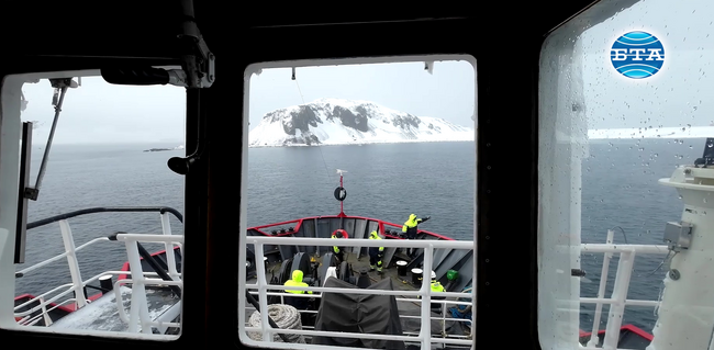 Военният научноизследователски кораб „Св. Св. Кирил и Методий“ се завърна на остров Ливингстън  