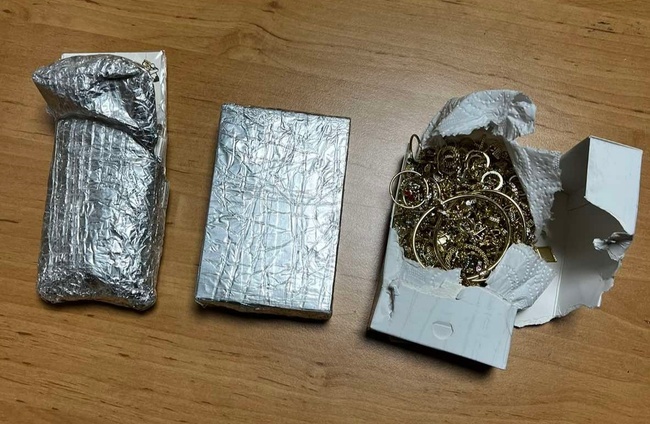 Контрабандни златни накити за близо 100 000 лева откриха митническите служители на МП Лесово 