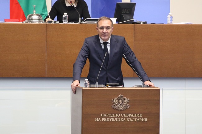 Гуцанов: Внасяте лобистки закон, който ще унищожи и Черноморието, и туризма ни