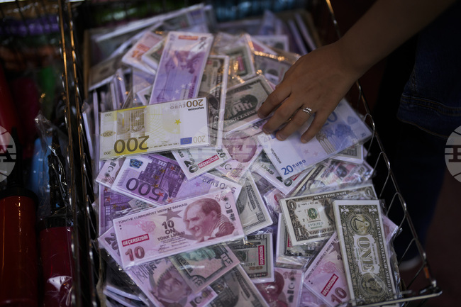 Турската лира се срина след ареста на кмета на Истанбул