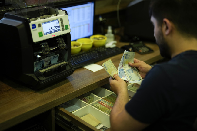 Изходящите потоци от турския паричен пазар надхвърлят 16,87 милиарда долара при нестабилност на валутата