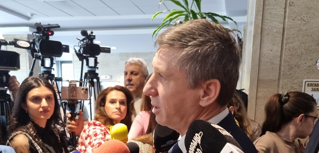 Важно е комисията за контрол над службите за сигурност да бъде оглавена от опозицията, заяви Николай Дренчев от "Възраждане"