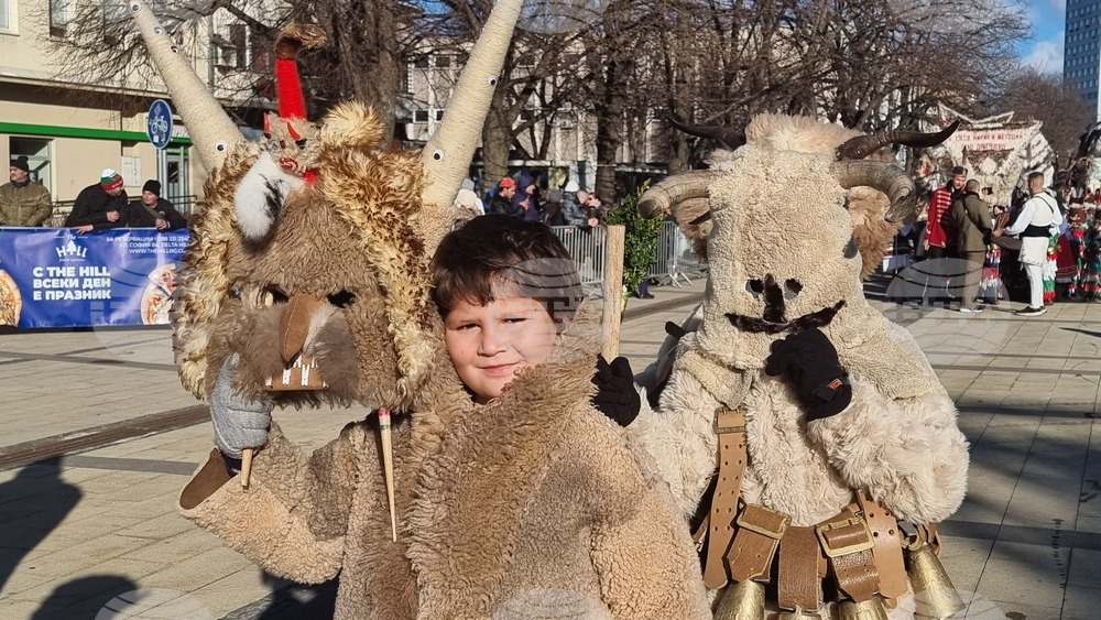 Над 1000 деца се включиха в детското маскарадно шествие "Сурвакариада" в Перник