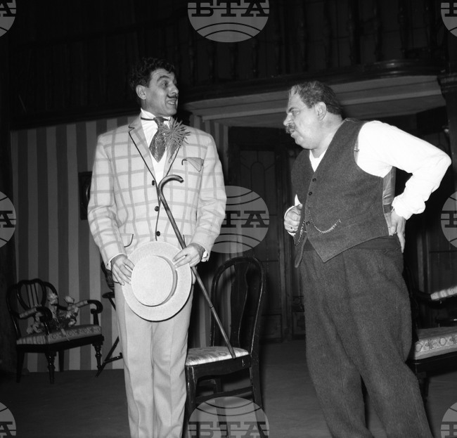 Премиера в Народния театър „Иван Вазов“ на комедията „Службогонци“ през 1965 г.