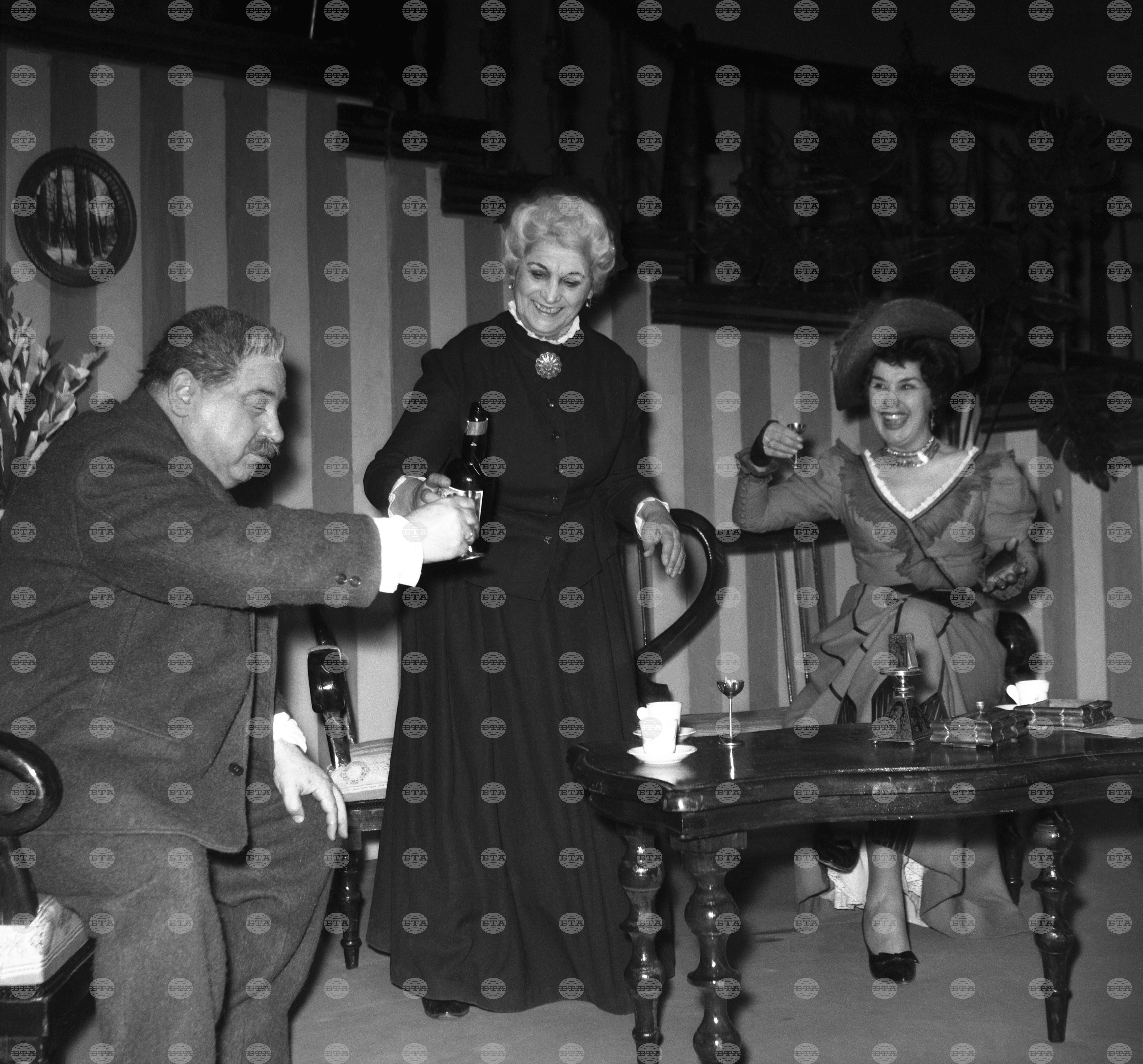 Премиера в Народния театър „Иван Вазов“ на комедията „Службогонци“ през 1965 г.