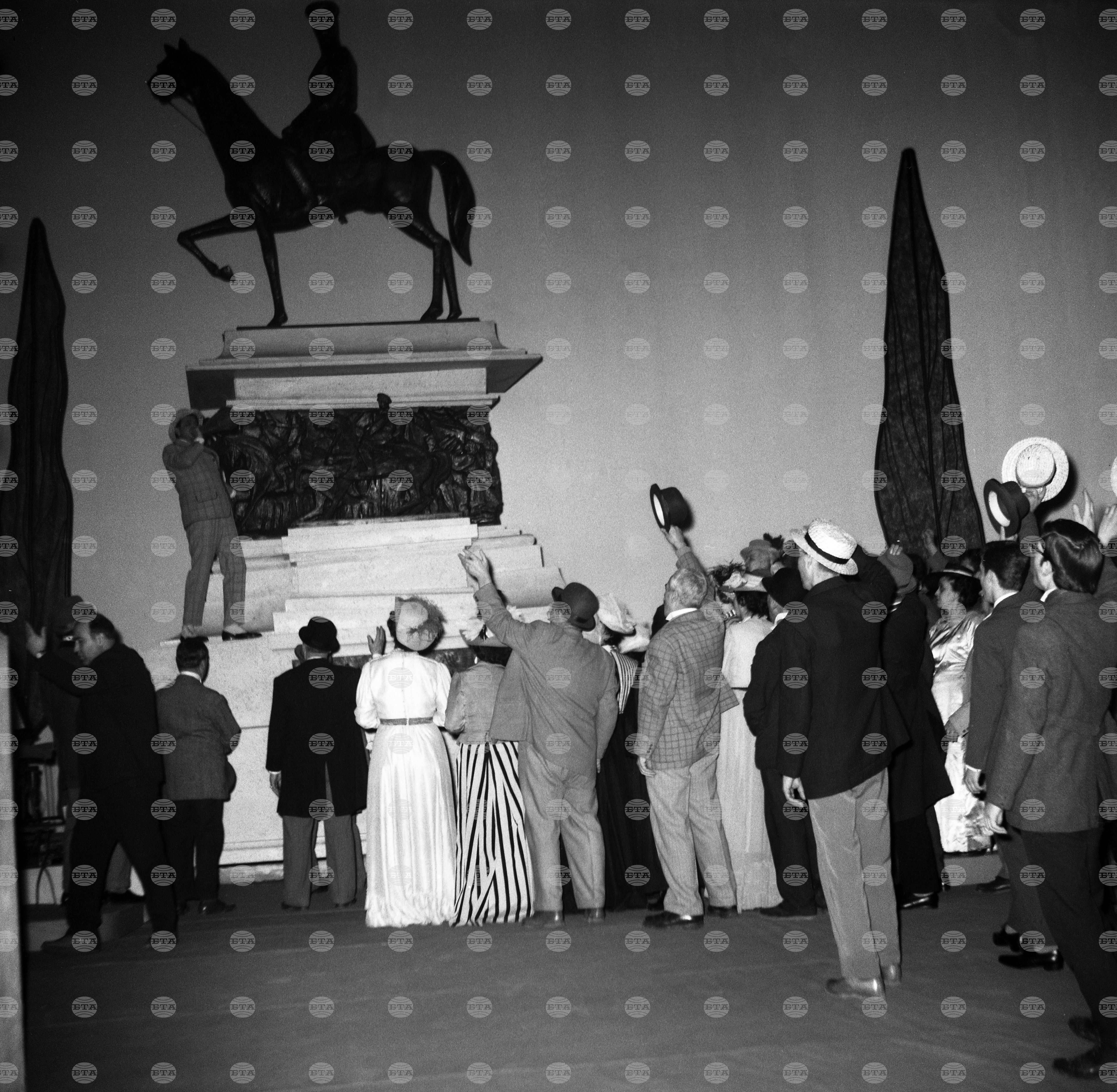Премиера в Народния театър „Иван Вазов“ на комедията „Службогонци“ през 1965 г.
