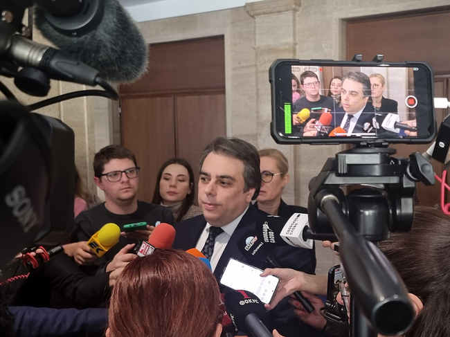Всеки трябва да изпълнява конституционните си задължения, каза Асен Василев за казуса с клетвата на новите конституционни съдии