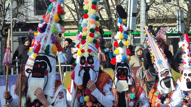 Голям брой участници, гости и зрители ще се съберат и във втория ден на 30-ия Международен фестивал на маскарадните игри "Сурва"