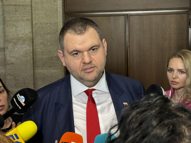 Делян Пеевски, председател на ПГ на ДПС: Отсъствието на Радев е без значение. Той е просто един гост. Асен Василев е жертва на медиен олигарх