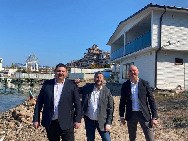 Разрушена е първата от незаконните сгради в край летния „Догансарай“ в „Росенец“